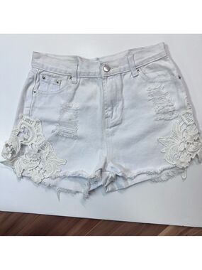 TOBY HEART GINGER WHITE DENIM SHORTS WITH CROCHET/LACE DETAIL sz 6
